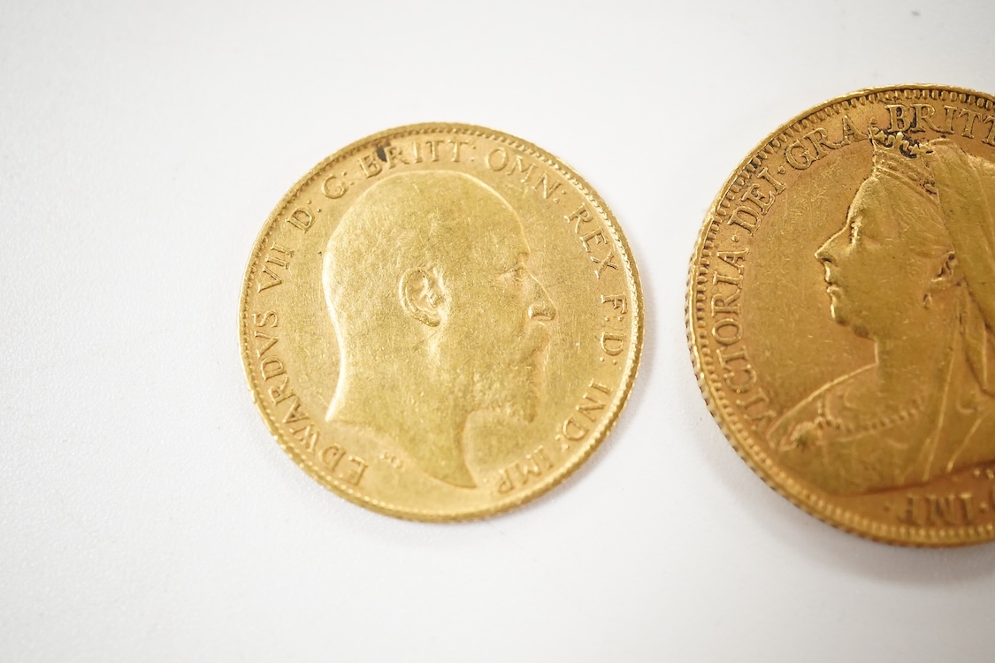 A Victorian 1900 gold sovereign and an Edward VII gold half sovereign.